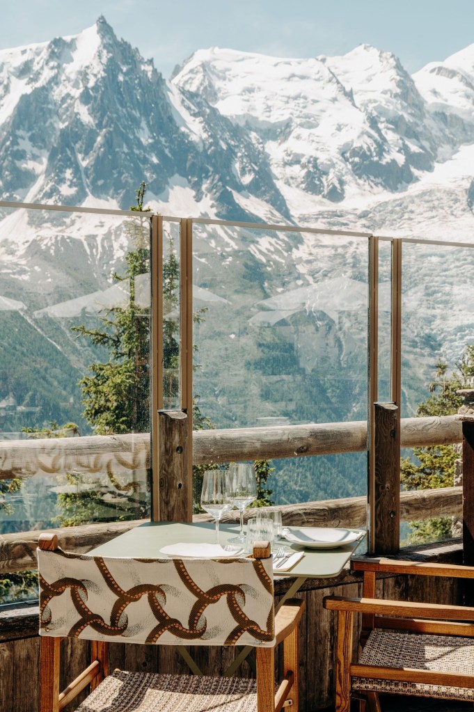 Table dressée avec vue à la Bergerie de Planpraz à Chamonix